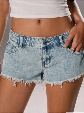 Women's Light Wash Frayed Hem Denim Shorts